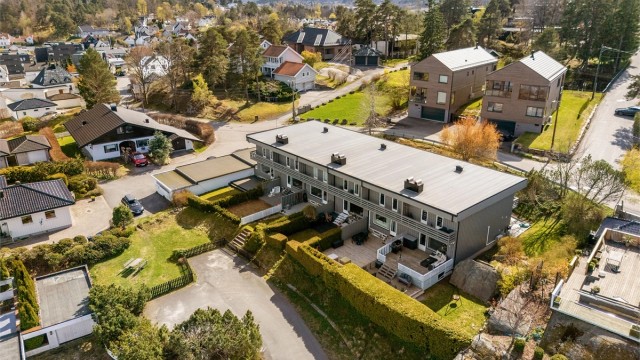 Eiendommen har en attraktiv og sentral beliggenhet i et veletablert boligområde, med umiddelbar nærhet til byens fasiliteter samtidig som du er skjermet.