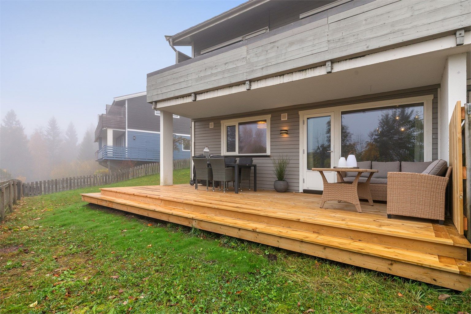 Ny terrasse fra 2025 utenfor stuen, med god plass til sittegruppe. 
Foto: Eiendomsfoto AS