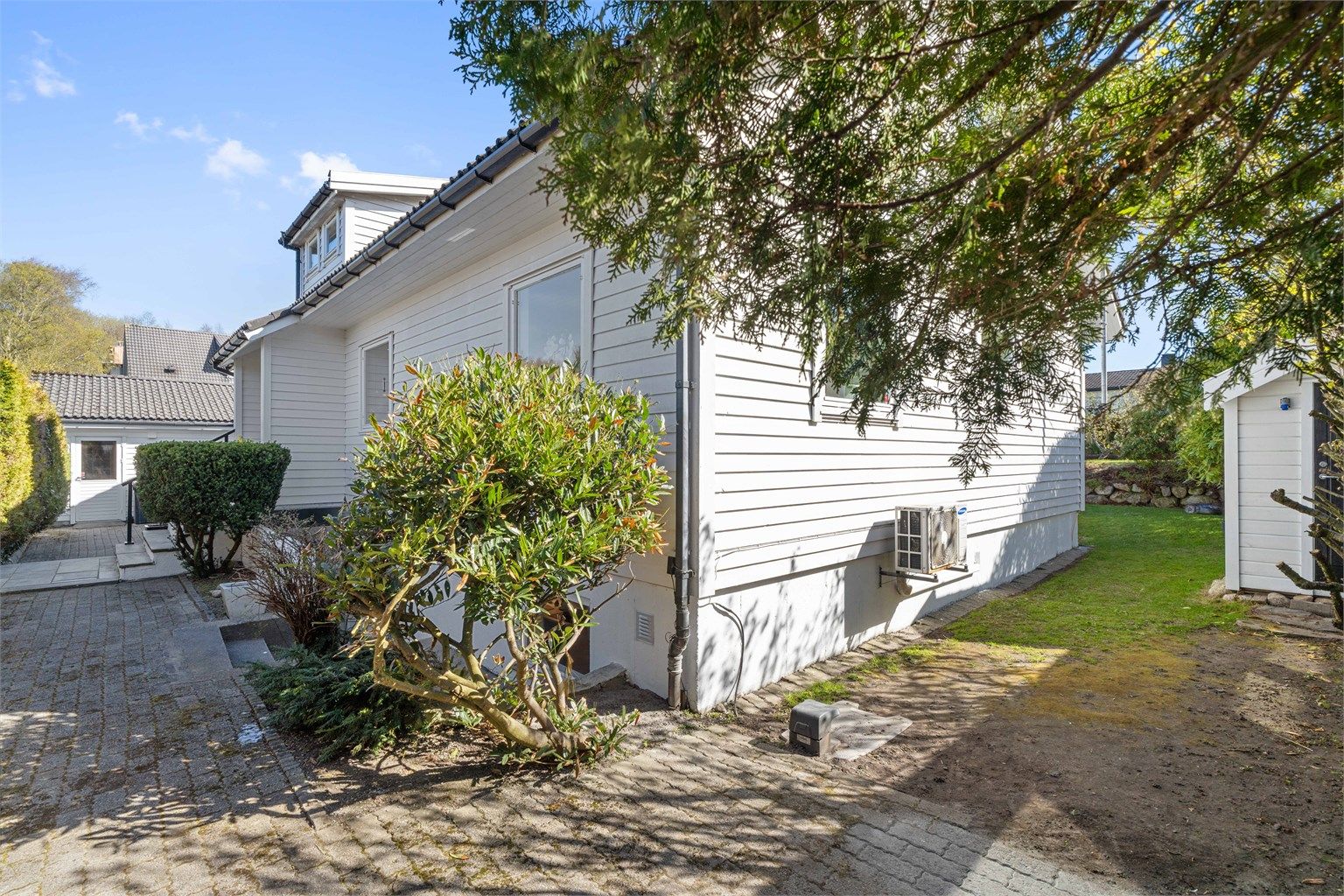 Gangsti langs siden av huset.