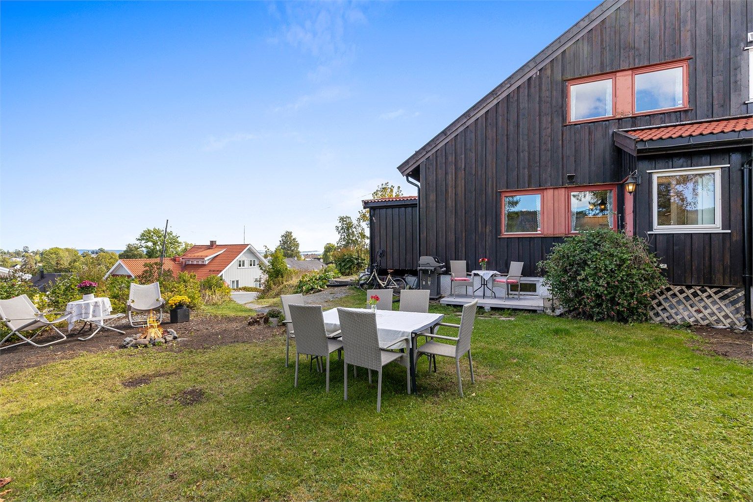 Her får du en halvpart tomannsbolig over 3 plan, med to soverom, stue, kjøkken og entré, i tillegg til godt med oppbevaringsplass og to rom som er benyttet som soverom og kontor i kjelleren.