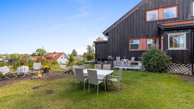 Her får du en halvpart tomannsbolig over 3 plan, med to soverom, stue, kjøkken og entré, i tillegg til godt med oppbevaringsplass og to rom som er benyttet som soverom og kontor i kjelleren.