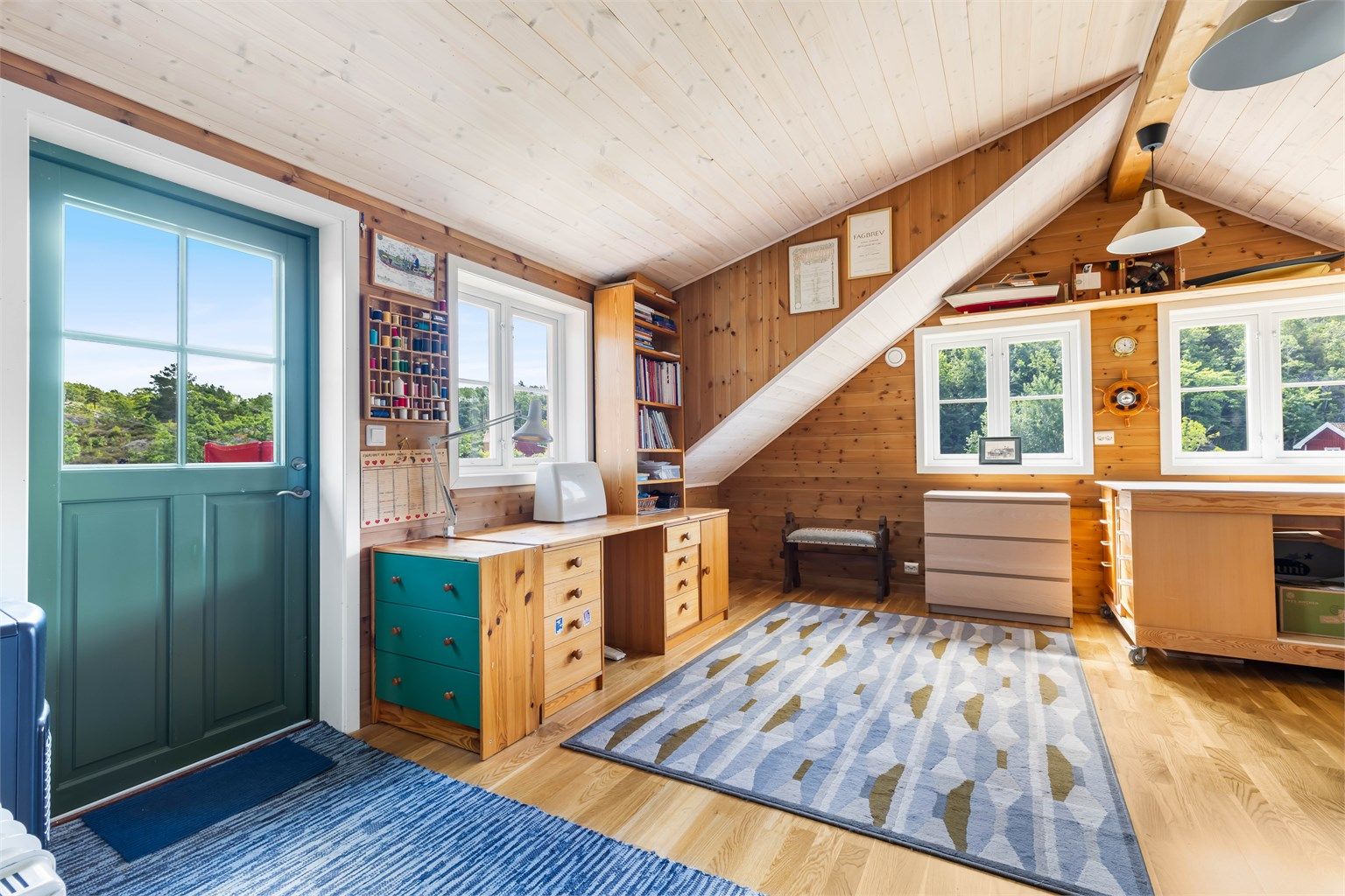 Loftstuen har utgang til en delvis overbygd terrasse. Rommet kan også brukes til ekstra soveplasser.