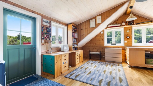 Loftstuen har utgang til en delvis overbygd terrasse. Rommet kan også brukes til ekstra soveplasser.