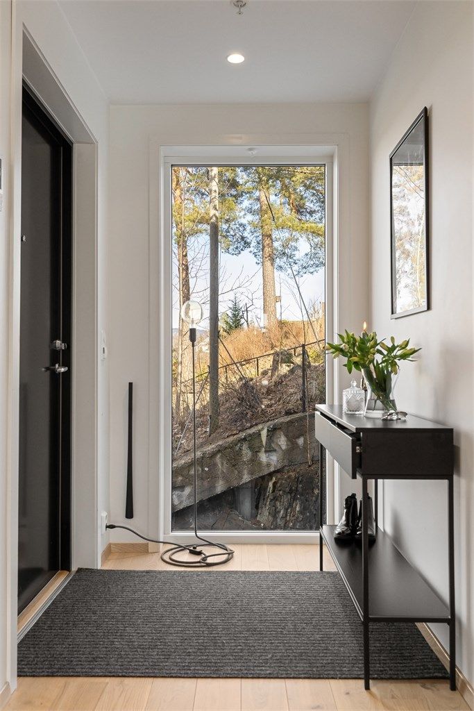Entréen ønsker velkommen med downlights i himlingen og parkettgulv med elektrisk gulvvarme, som går igjen i de fleste rom.
