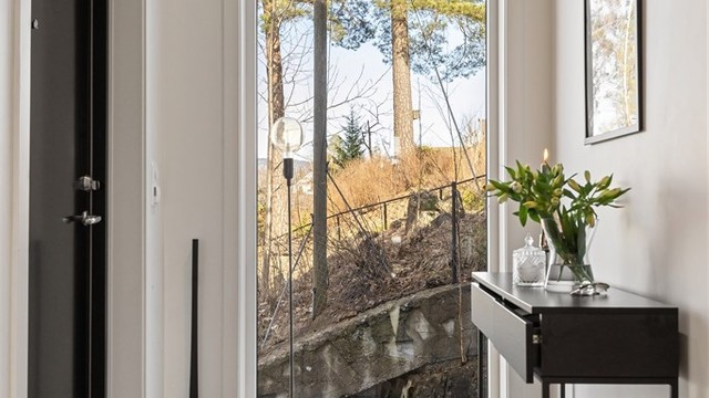 Entréen ønsker velkommen med downlights i himlingen og parkettgulv med elektrisk gulvvarme, som går igjen i de fleste rom.