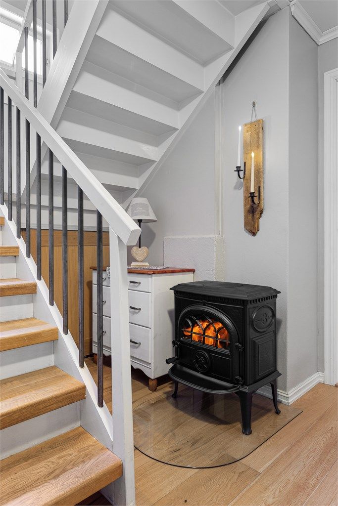 En vedovn ved trappen i underetasjen gir ekstra varme og hygge.