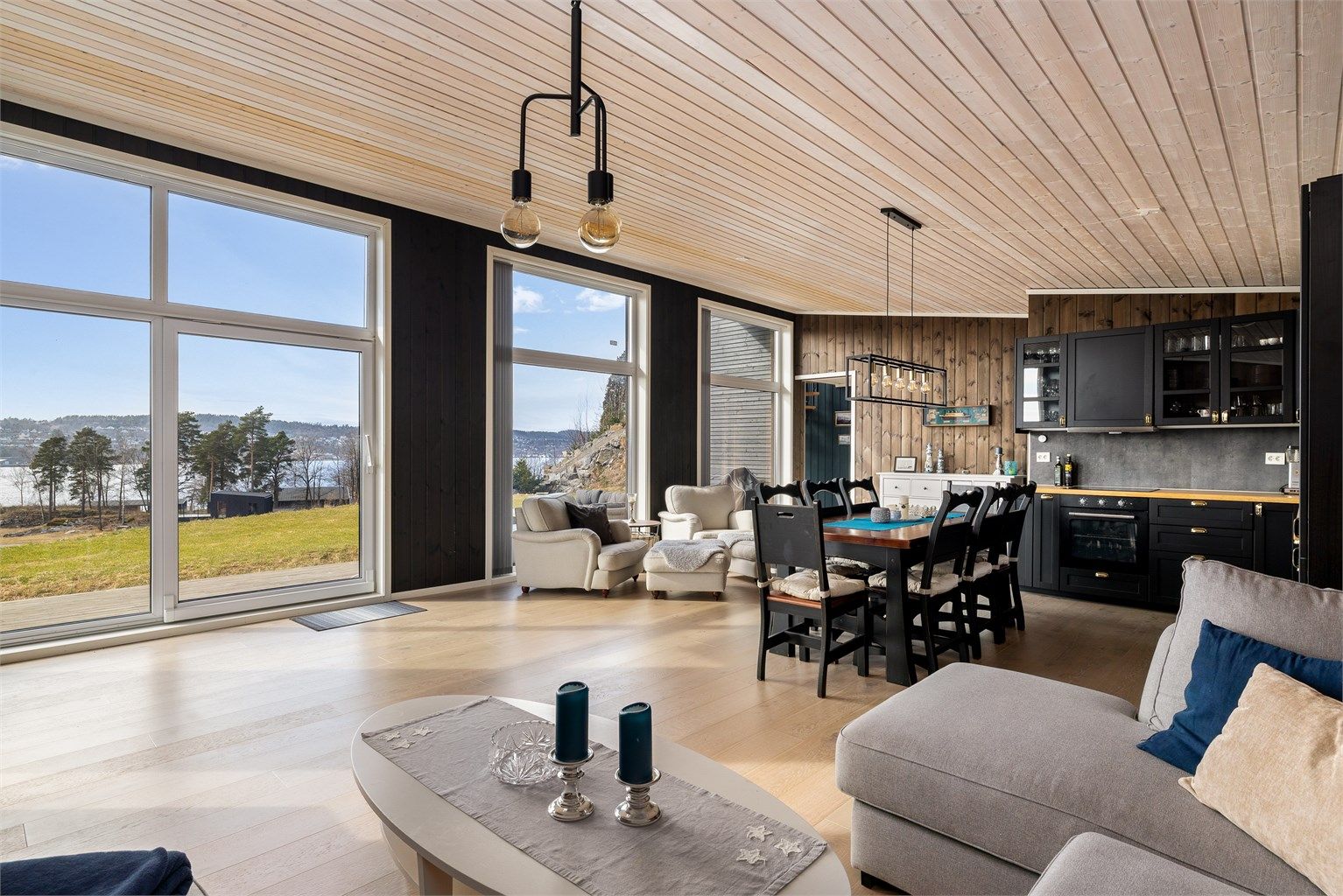 VIDSYN: Utsikten over sjøen er upåklagelig fra de store vinduene.