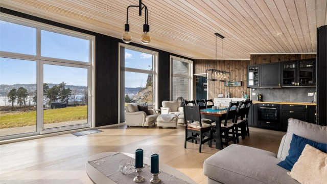 VIDSYN: Utsikten over sjøen er upåklagelig fra de store vinduene.