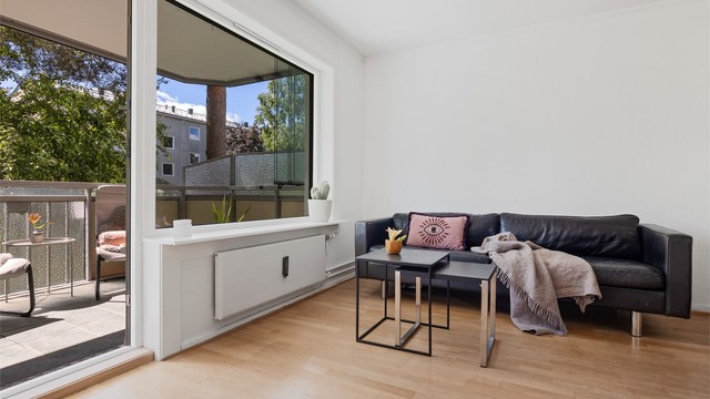 Leiligheten ligger i ende med naturlig lys fra hele tre yttervegger