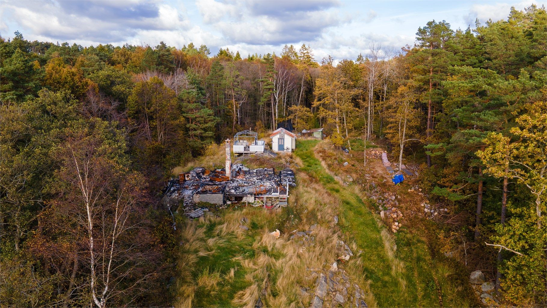 Nedbrent hytte på flott tomt 