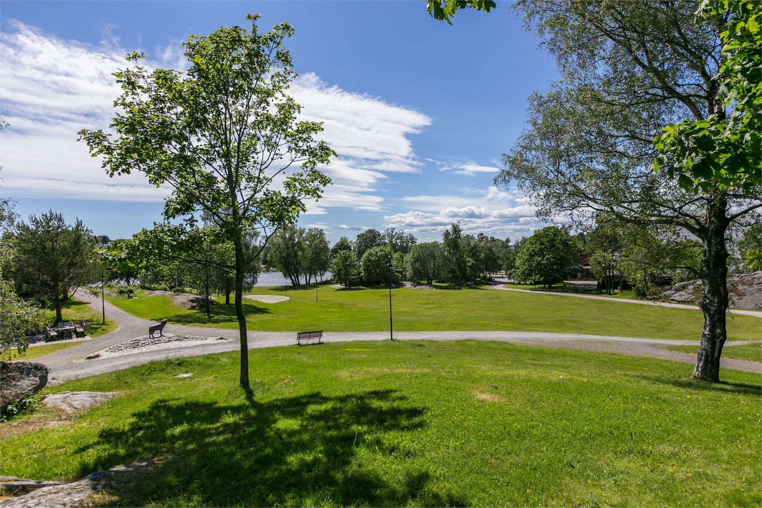 I den nærliggende Nesparken er det sommerstid mulighet for soling og bading fra fine sandstrender.