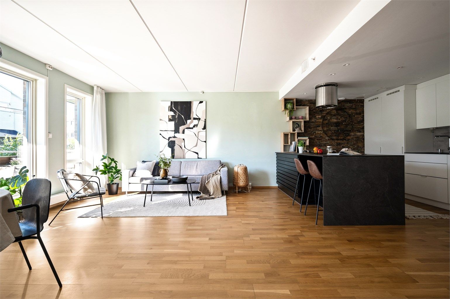 Overflatene er holdt i behagelige og tidsriktige nyanser.