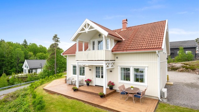 Flott enebolig på romslig tomt i barnevennlig omgivelser på Glastadheia