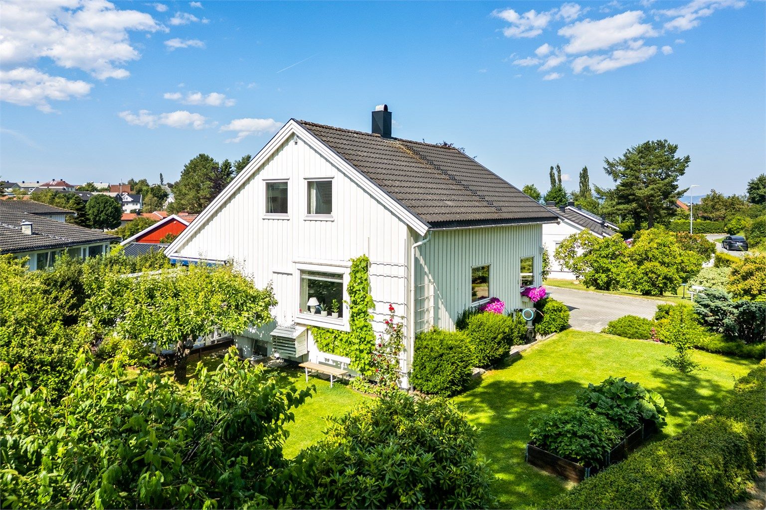 Nærmeste barneskole er Strindheim skole (1–7. trinn), mens ungdomsskoleelever sogner til Blussuvoll skole. Aurora Baldershage barnehage og Majorstuen barnehage ligger begge i kort gangavstand fra boligen.