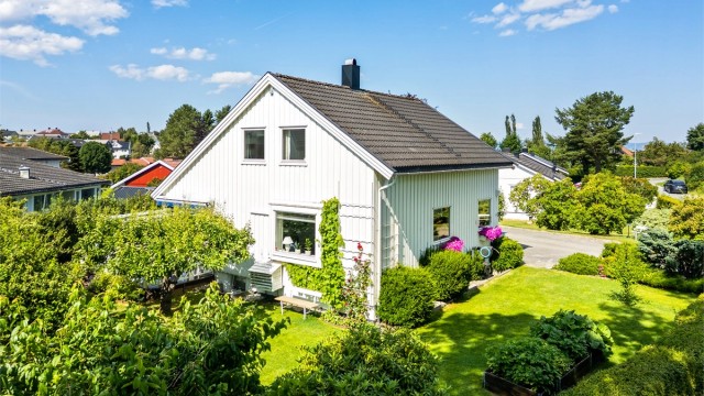 Nærmeste barneskole er Strindheim skole (1–7. trinn), mens ungdomsskoleelever sogner til Blussuvoll skole. Aurora Baldershage barnehage og Majorstuen barnehage ligger begge i kort gangavstand fra boligen.