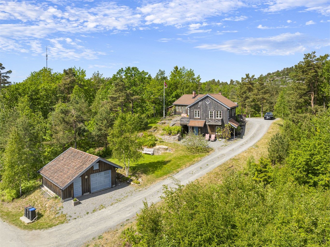Det er fin avstand til naboer og et nydelig område for store og små.