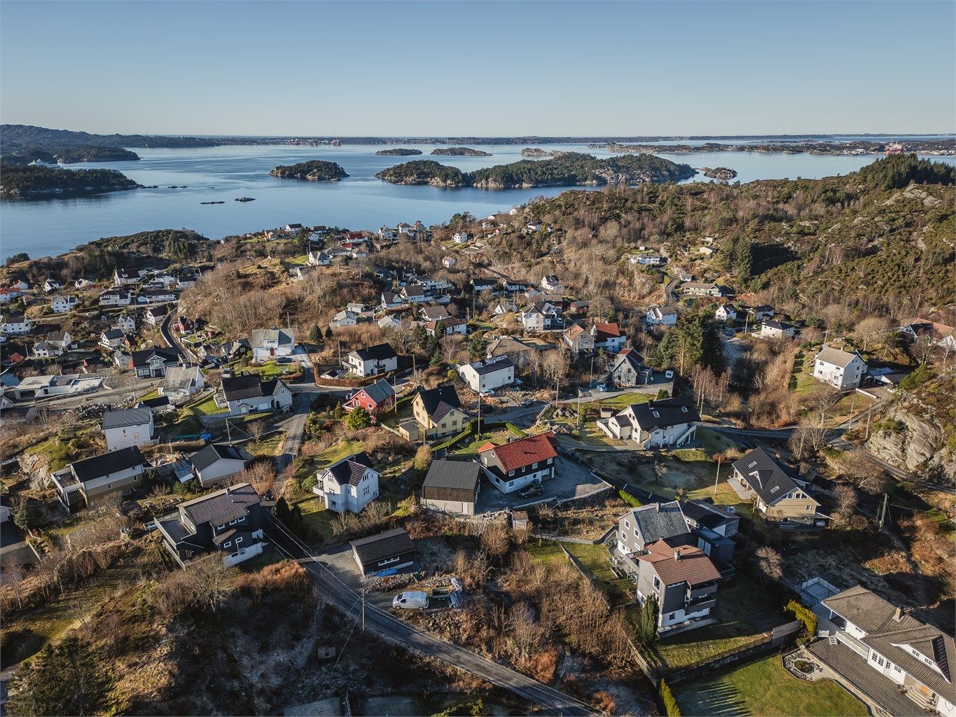 Idyllisk område med kort gangavstand til barneskole, butikk, badeplass i Træet og turområder i skog og mark. Kort avstand til barnehager og fotballbane.