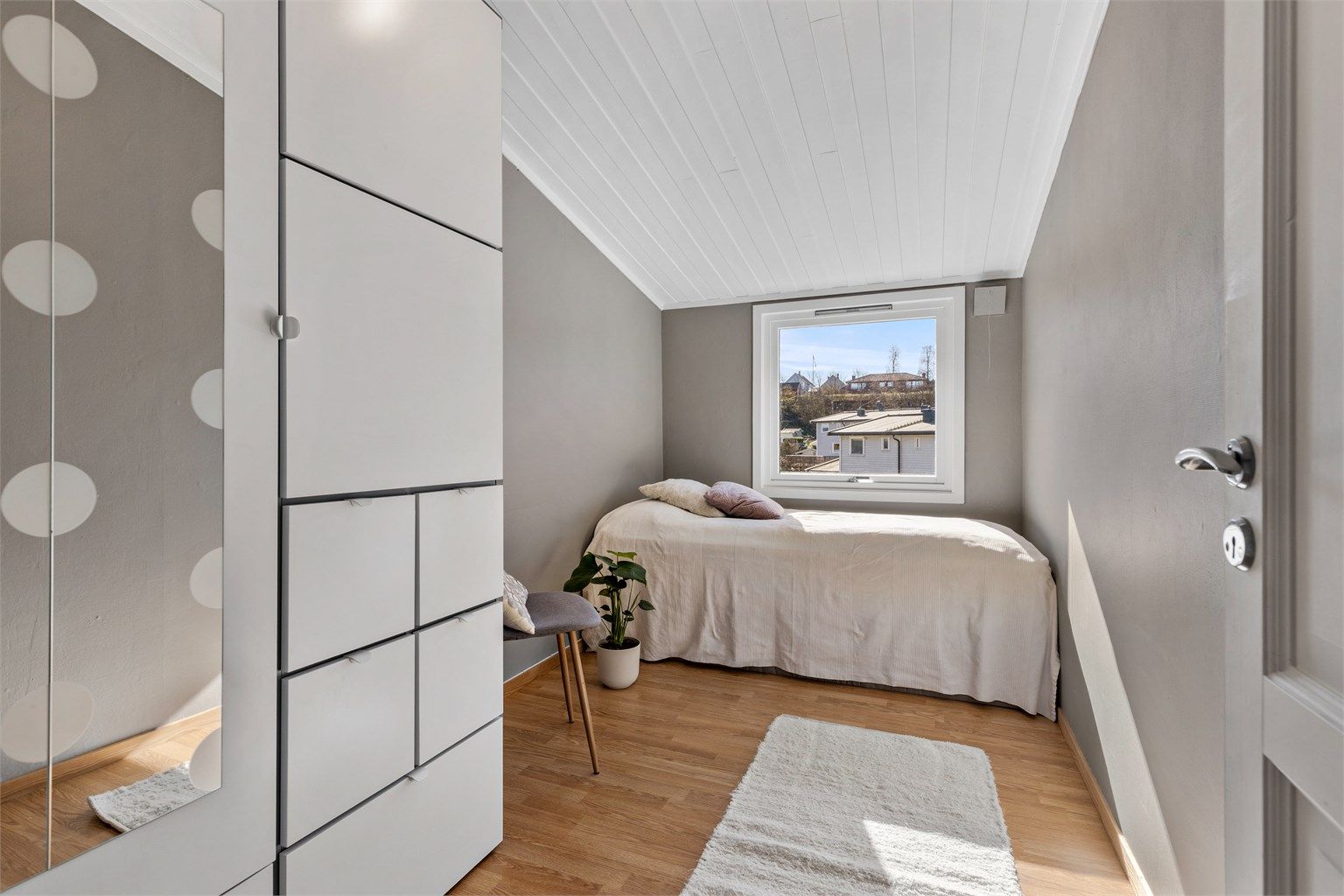 De to andre soverommene passer godt som barnerom, gjesterom eller kontor.