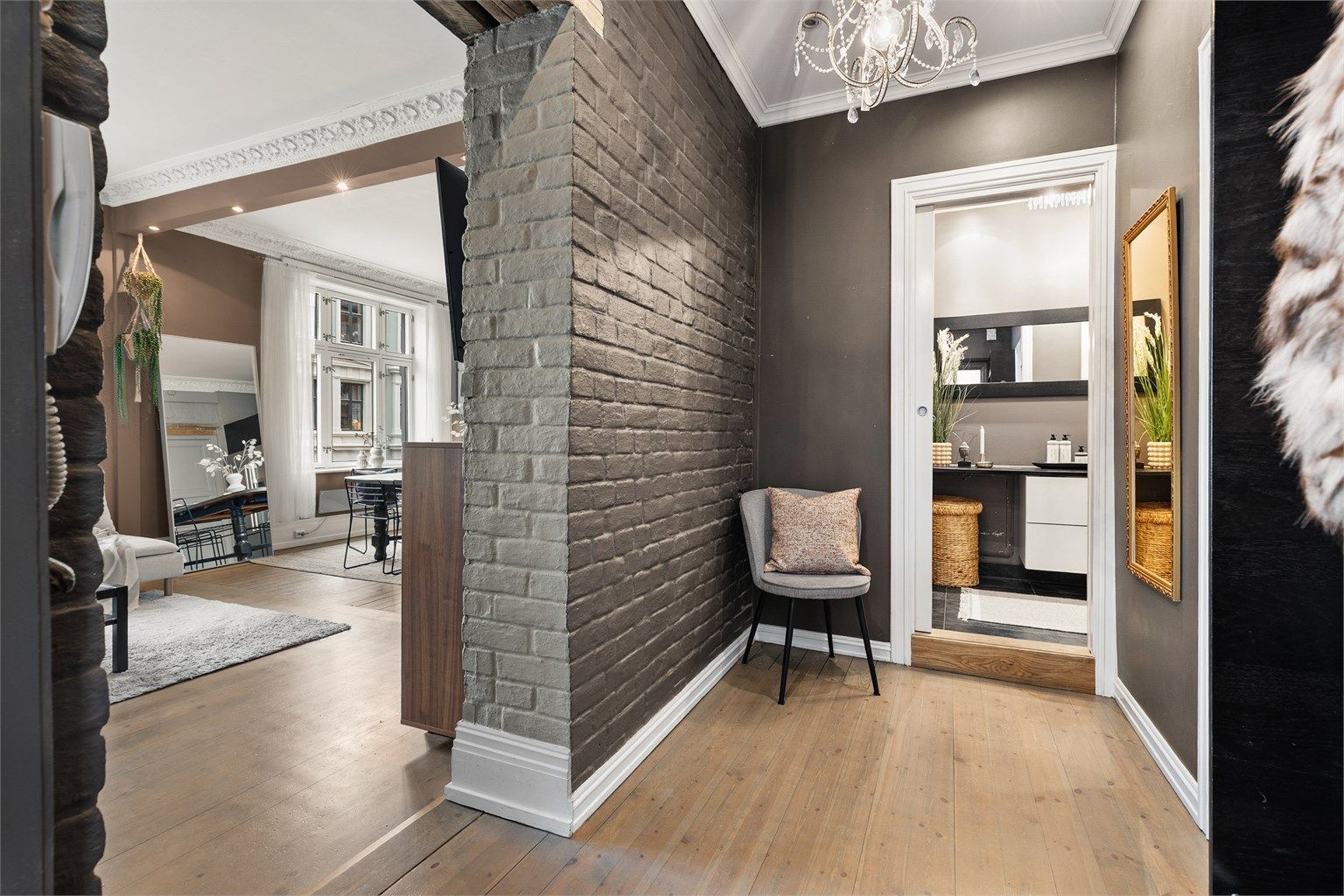 Entré med plass til skap eller hyller. Fra entreen kommer man videre til stue, bad og soverom.