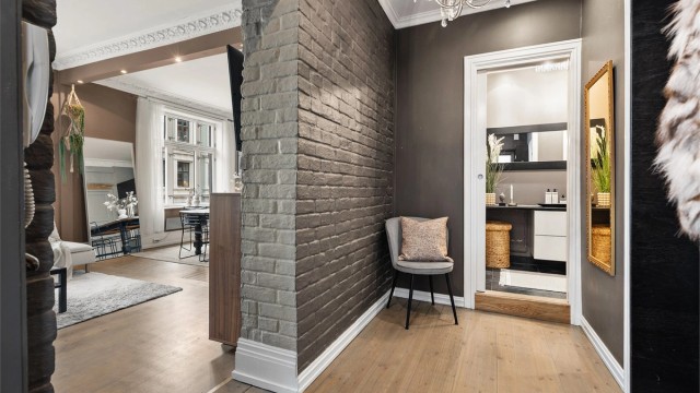 Entré med plass til skap eller hyller. Fra entreen kommer man videre til stue, bad og soverom.