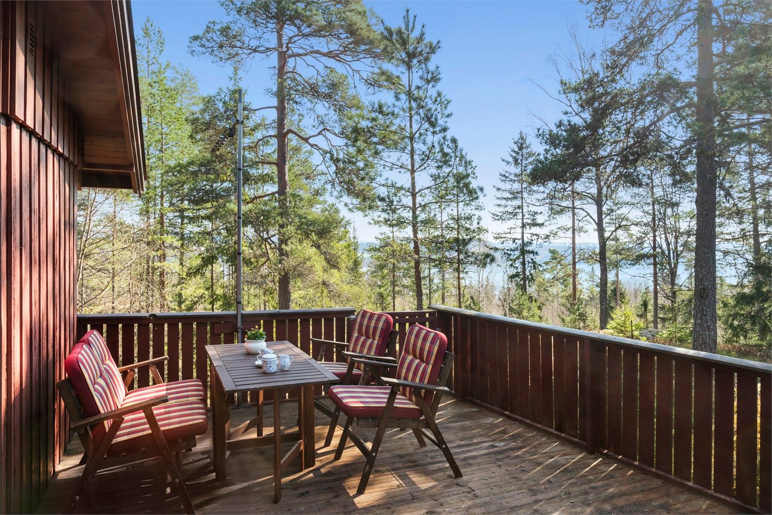 Terrassen er på 20 m² med direkte utgang fra stuen, med god plass for å nyte rolige dager i naturskjønne omgivelser. 