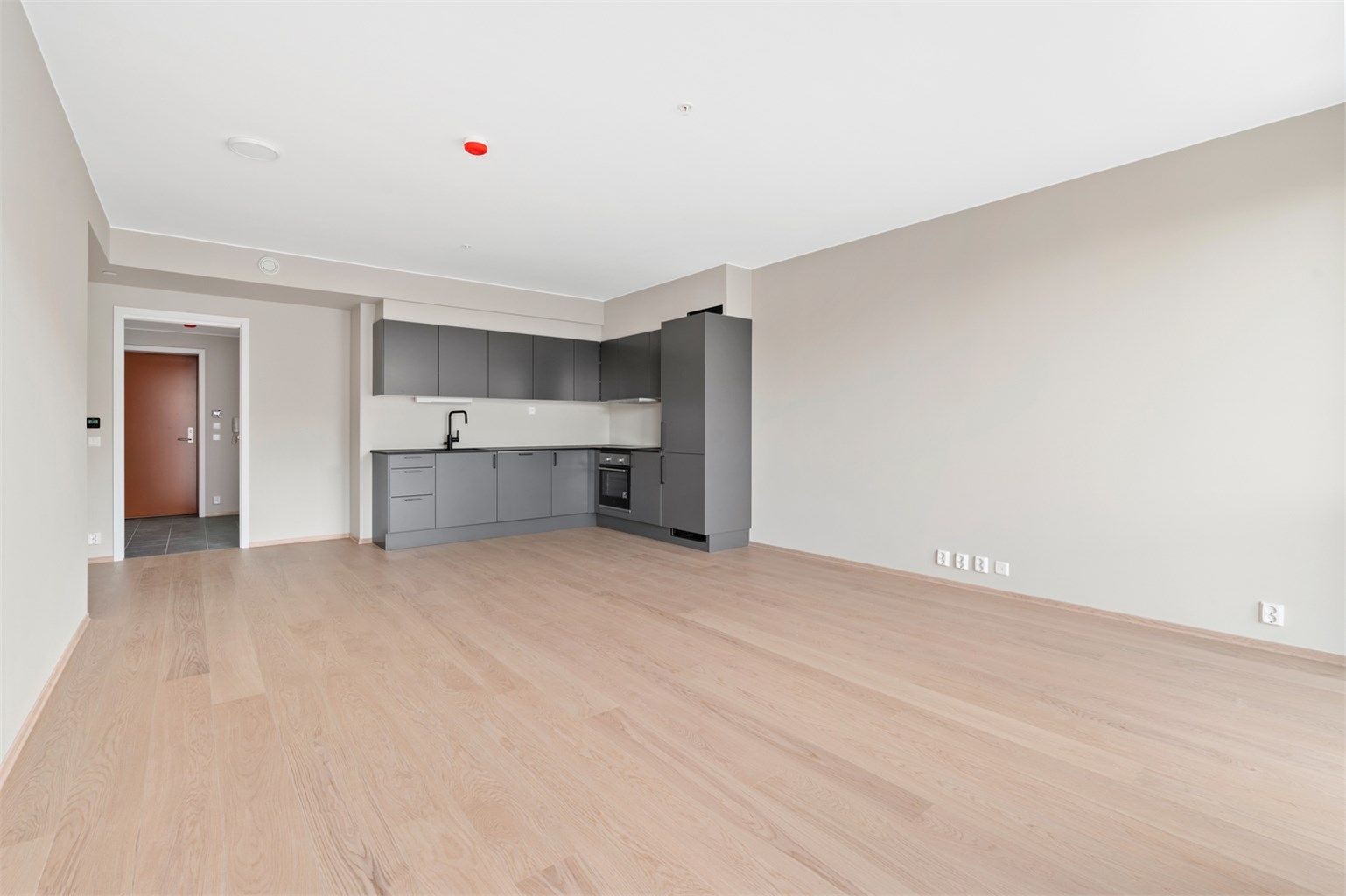 Praktisk og åpen stue- og kjøkkenløsning måler romslige 32 kvm. 