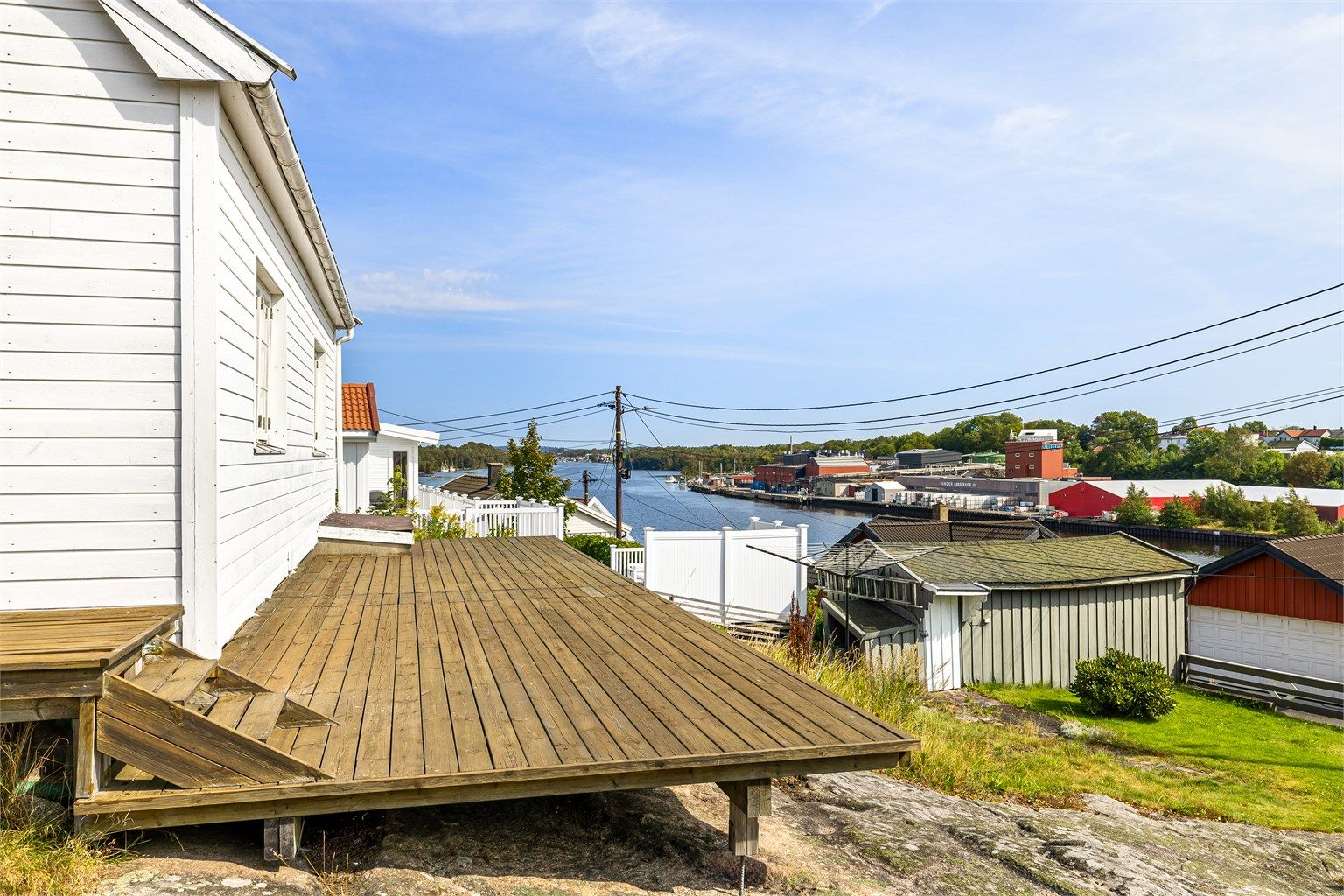 Den eleverte plasseringen over Glomma sikrer vid utsikt. I bakgrunnen sees blant annet Sellebakk.
