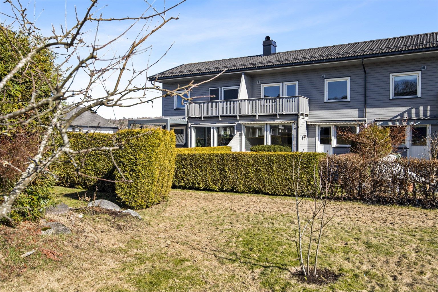 Fellesarealene består av plen og diverse beplantning