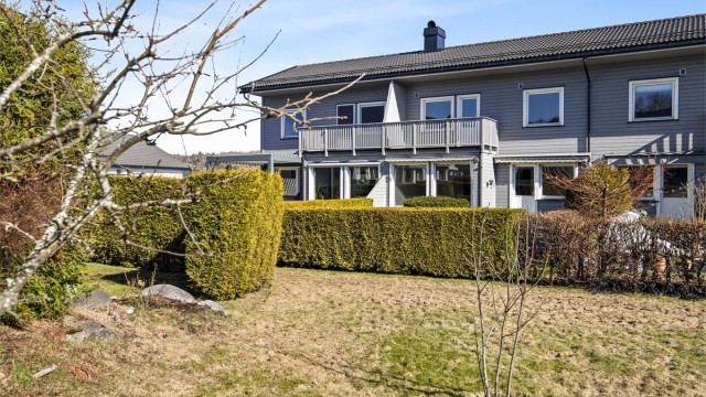 Fellesarealene består av plen og diverse beplantning