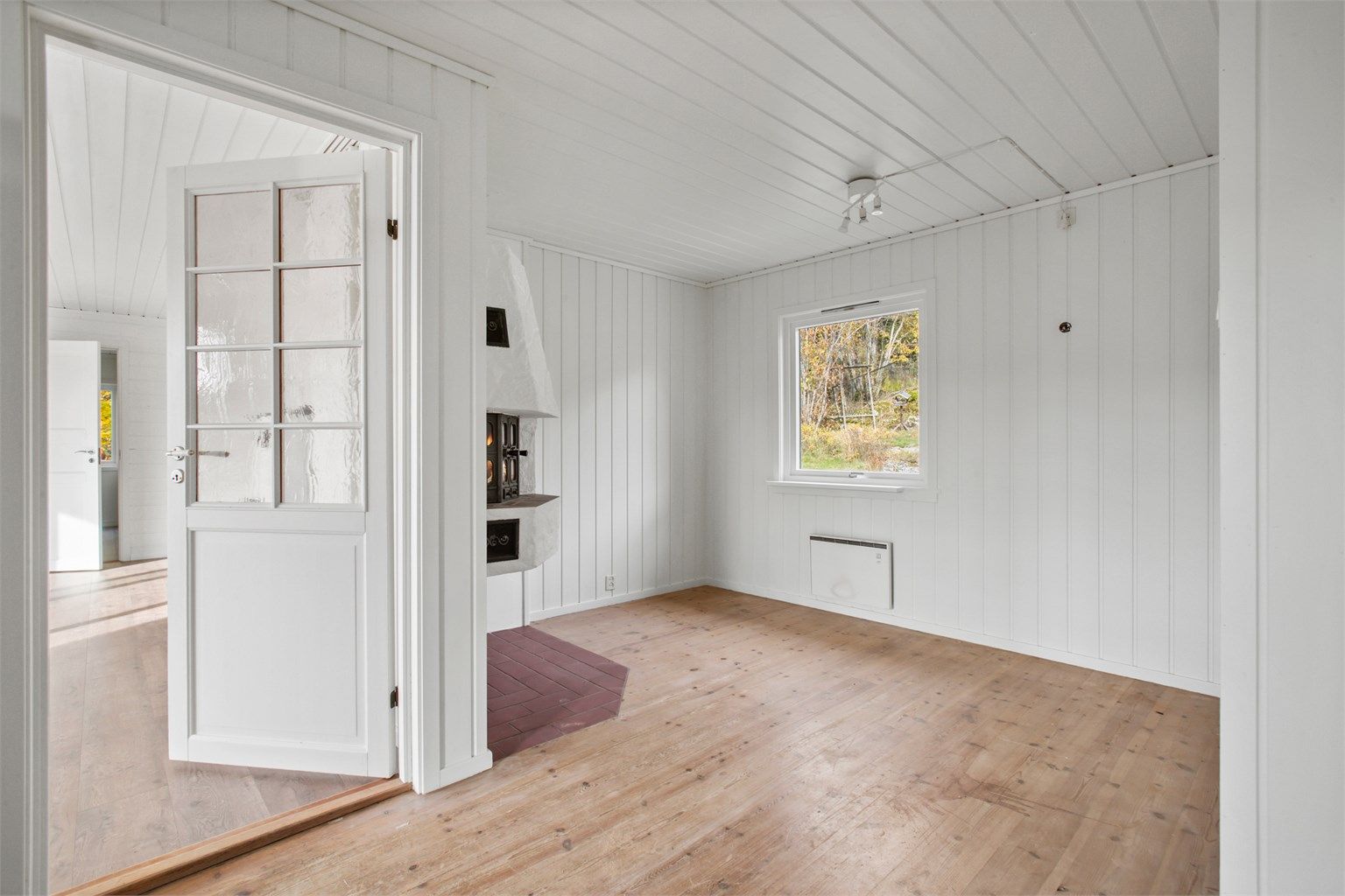 God plass til spisegruppe på kjøkkenet. 