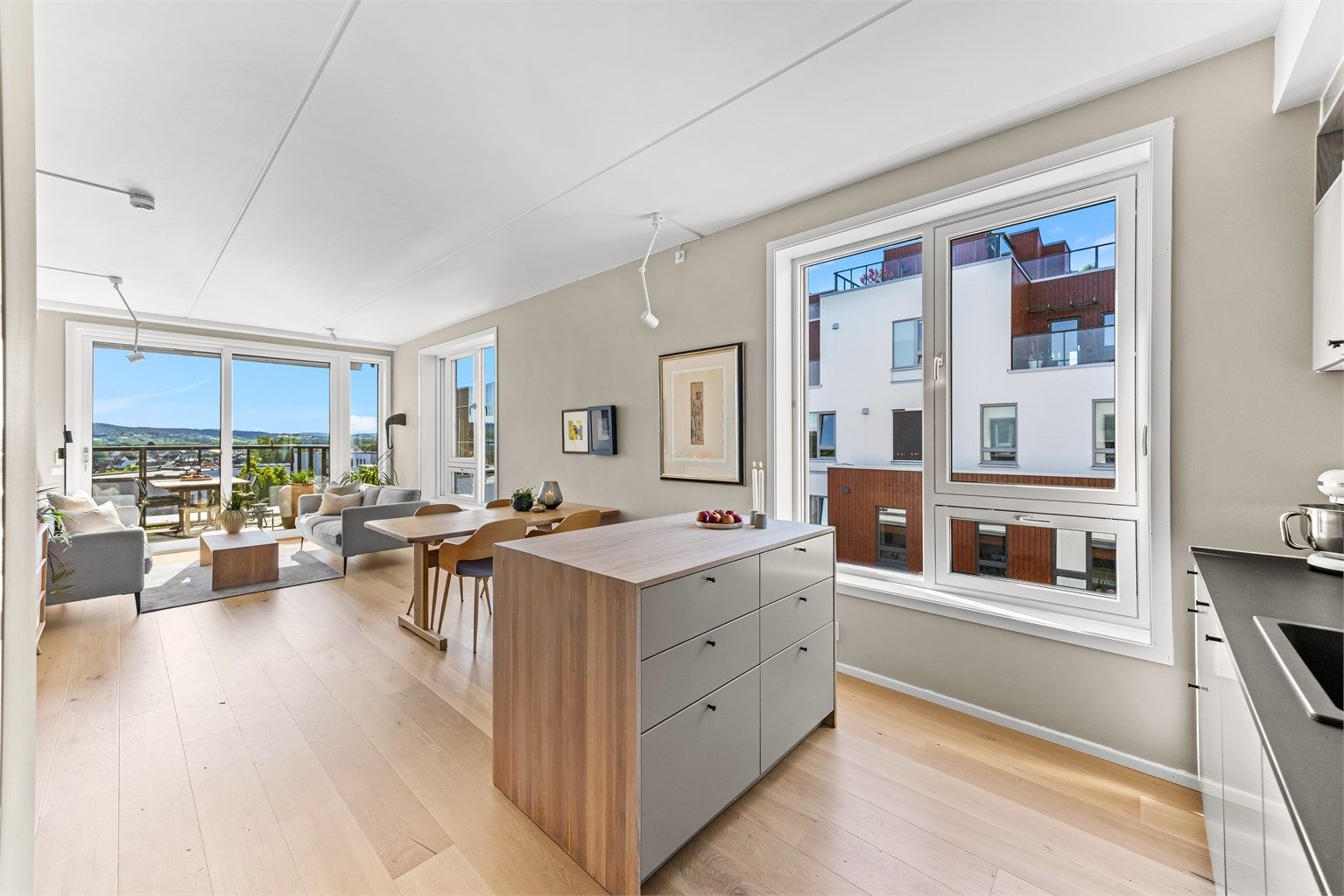 Moderne og innbydende leilighet med "penthouse" følelse. Leiligheten er fra 2022 og har vannbåren gulvvarme og en takhøyde på 2,71 meter
Foto: Renè Borghagen