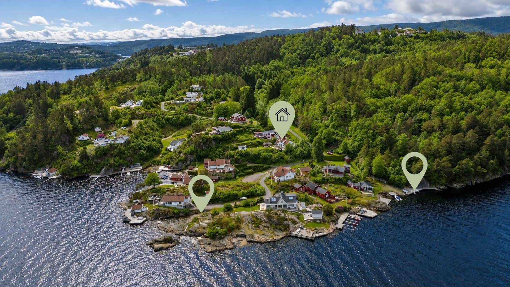 Oversikt, pil med runding viser båtplass og badestrand, badeplassen har flott sandstrand. Det er i tillegg nydelig svaberg og en liten øy med brotilgang som kan benyttes til bading mm.