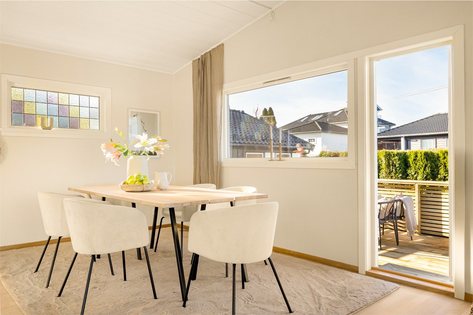 Fra spisestuen er det dør ut til terrasse.