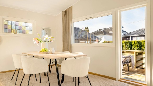 Fra spisestuen er det dør ut til terrasse.