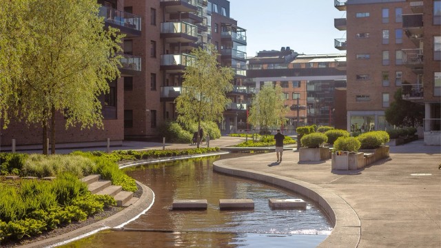 Det karakteristiske vannspeilet slynger seg gjennom Lodalsparken og gir Kværnerbyen sitt særpregede uttrykk.