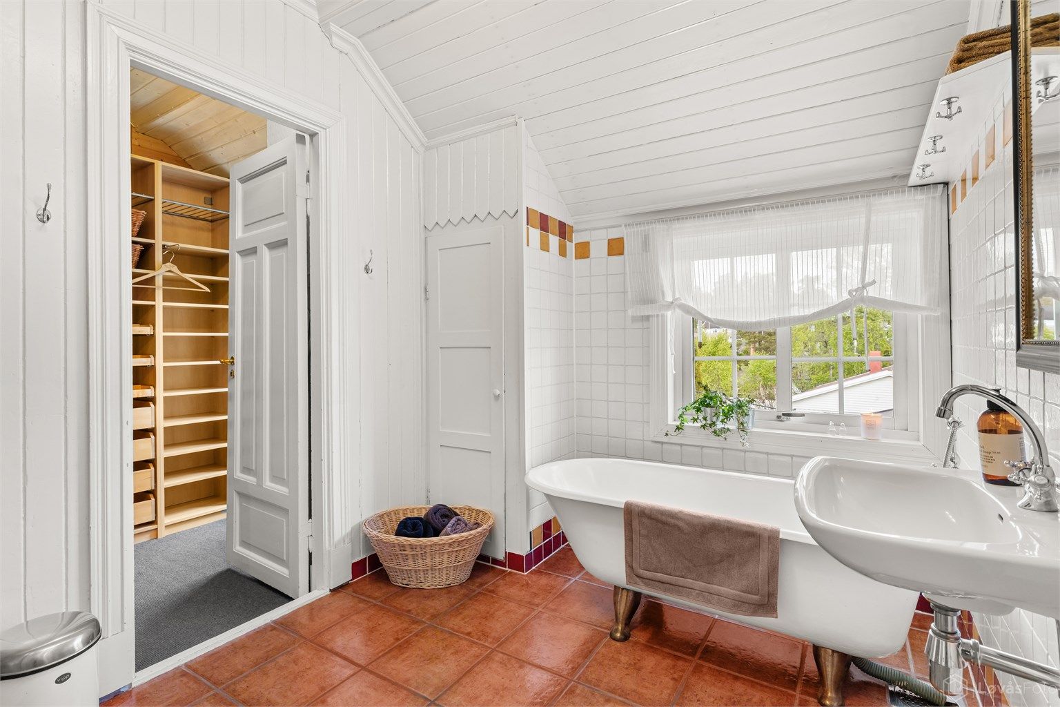 Fra badet er det direkte adkomst til et walk-in closet.