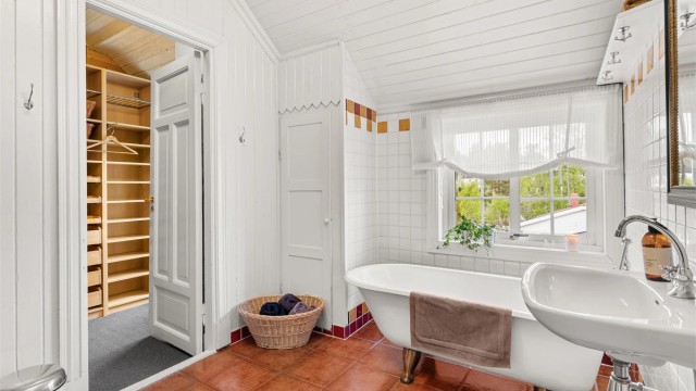 Fra badet er det direkte adkomst til et walk-in closet.