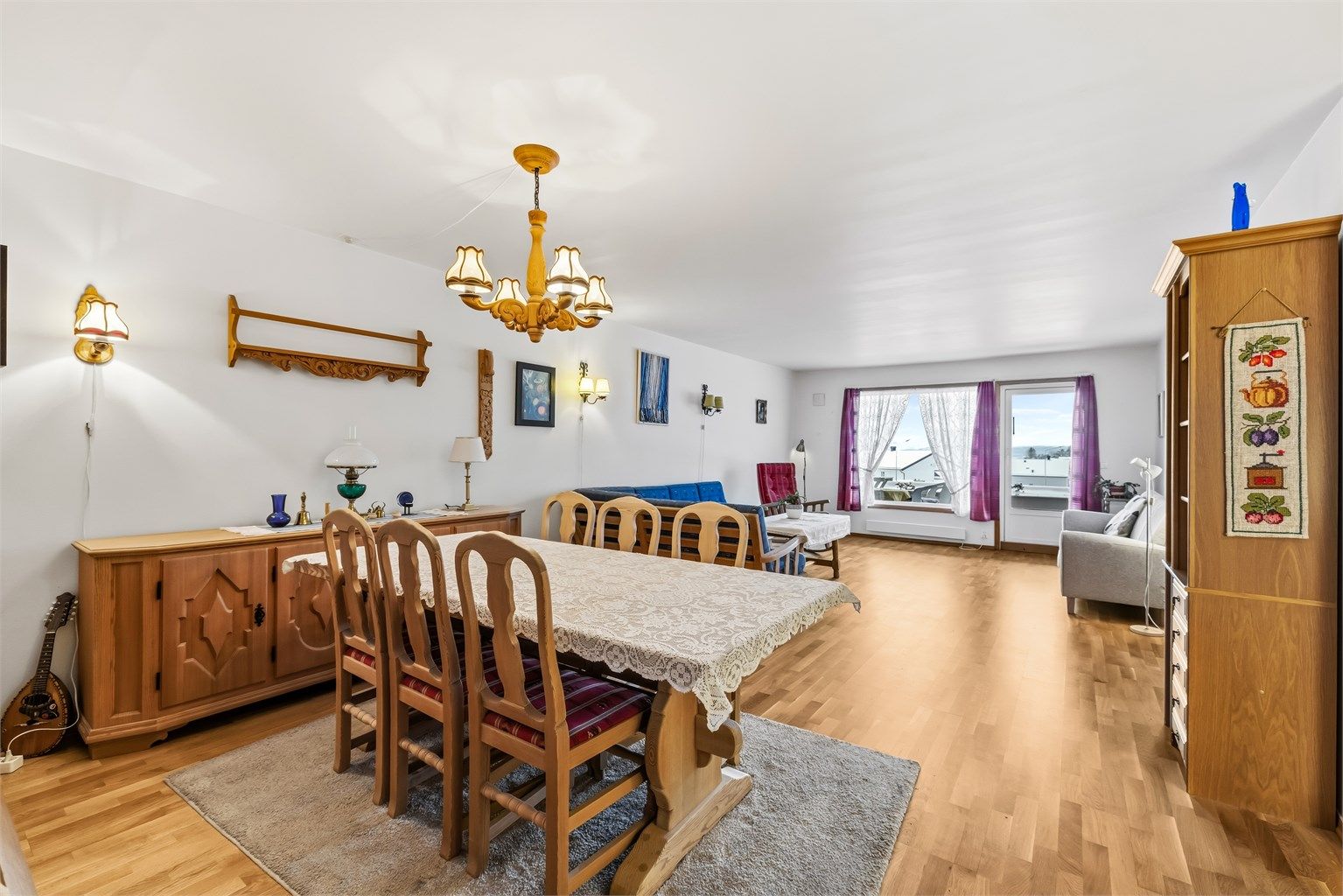 Det store allrommet gir god fleksibilitet for møblering med både spise- og sofagruppe.