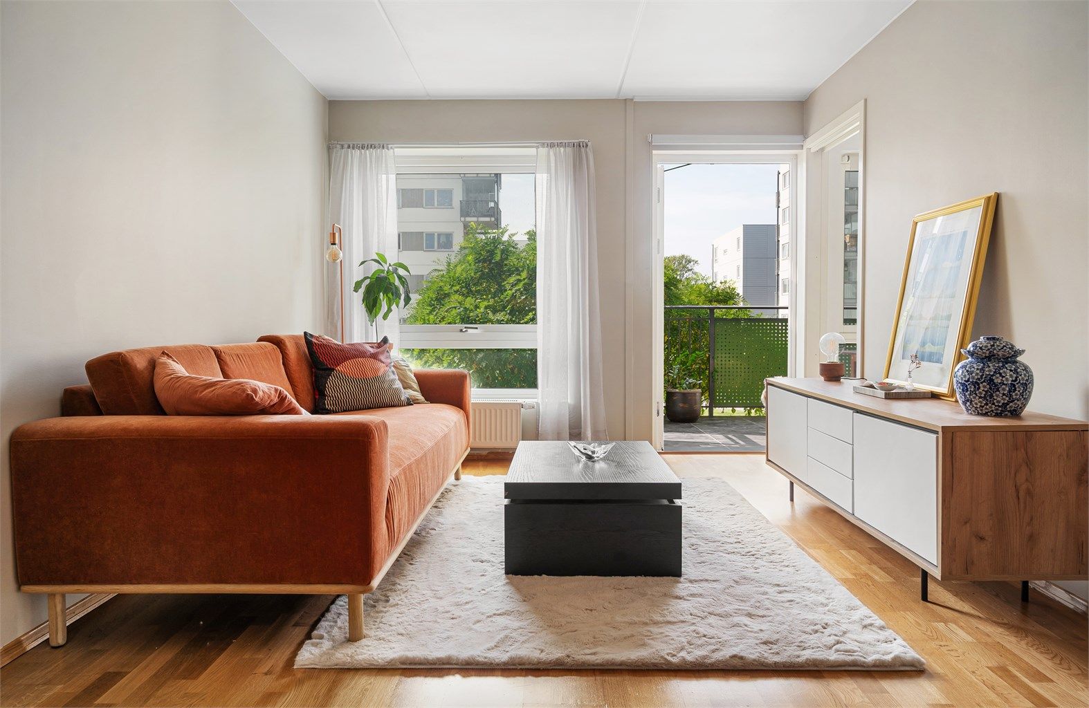Dette er en pen og romslig 2-roms med luftig utsyn og god plassering på feltet. Foto: Christian Jacobsen v/ Studio Oslo.