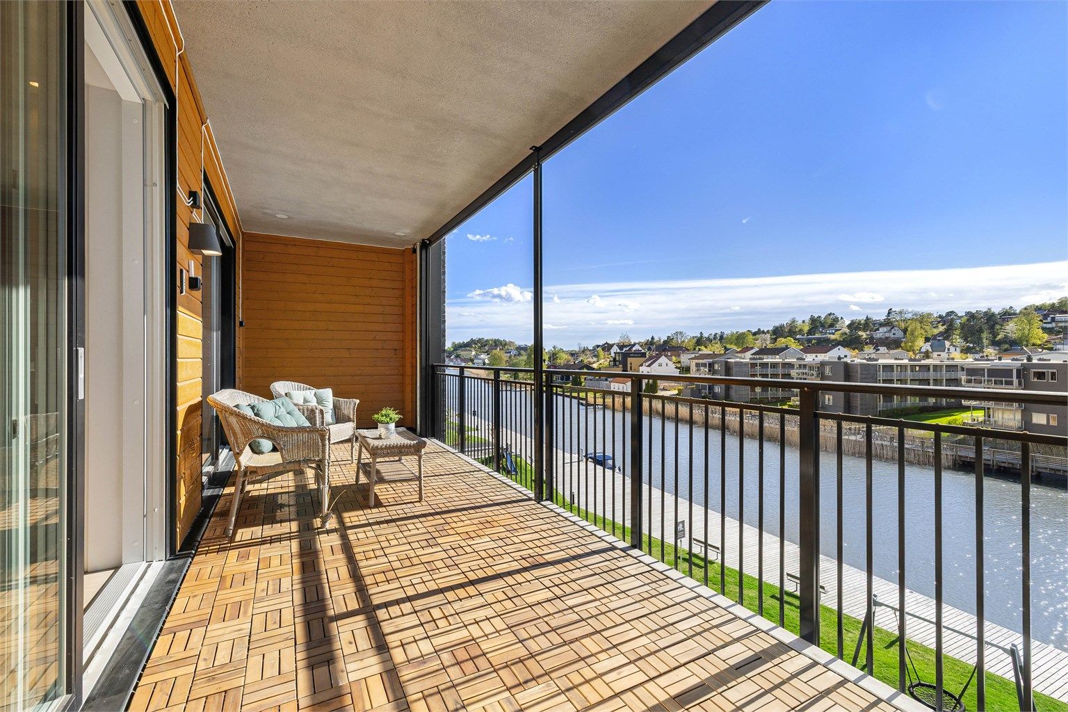 Vår til høst er balkongen er balkongen solfylt fra tidlig ettermiddag til sen kveld.