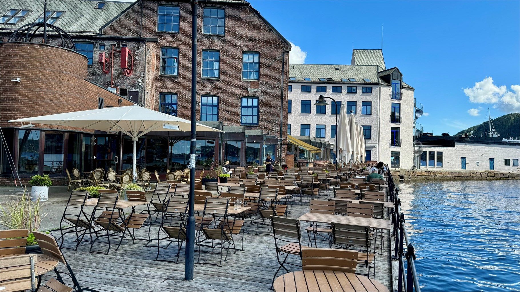 USF verftet ligger kun en liten spasertur unna leiligheten og er Bergens største kulturarena og konsertsted i tillegg til badebrygge og restaurant.