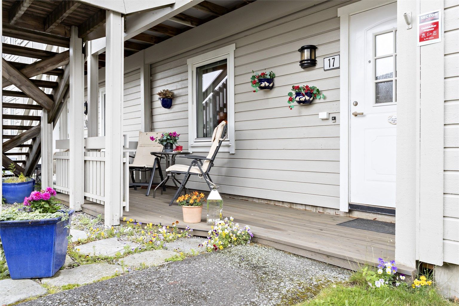 Koselig terrasse ved inngangspartiet