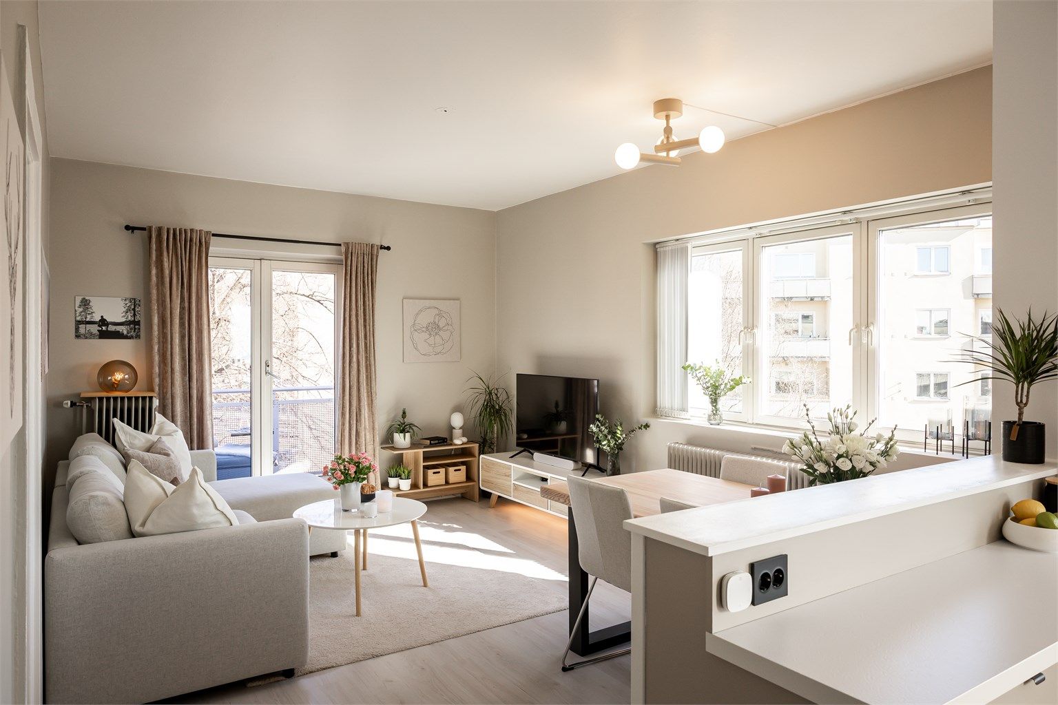 Stuen er romslig med plass til både spisebord og tv/sofa-sone. Vinduer i tre retninger sørger for at leiligheten er lys og luftig. 