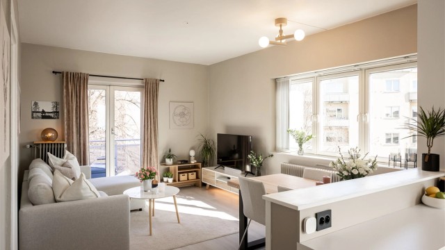 Stuen er romslig med plass til både spisebord og tv/sofa-sone. Vinduer i tre retninger sørger for at leiligheten er lys og luftig.