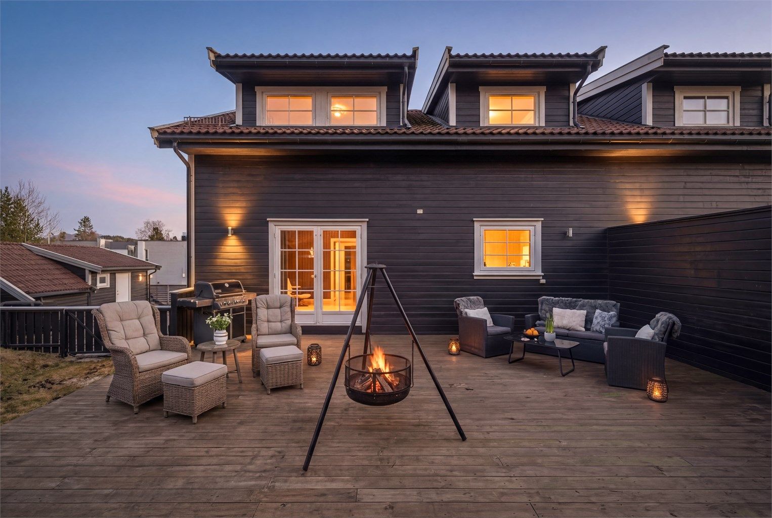 En stemningsfull uteplass som inviterer til hygge.