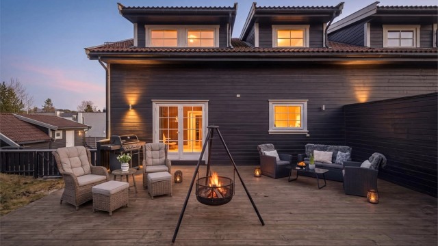 En stemningsfull uteplass som inviterer til hygge.