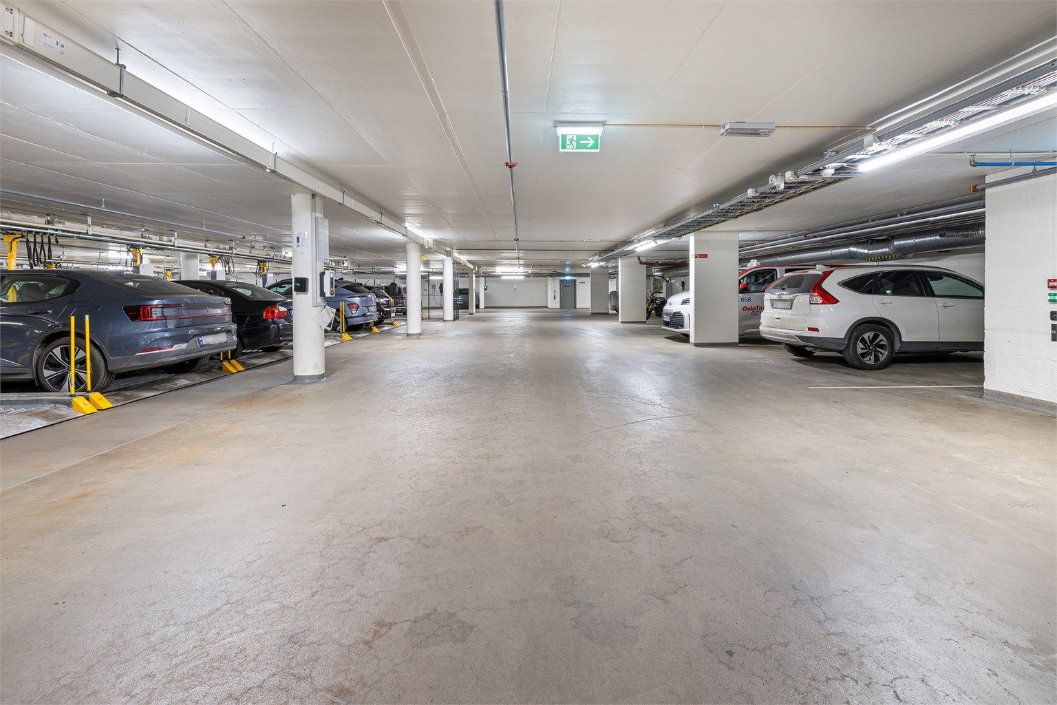 Leiligheten disponerer egen parkeringsplass med elbillader i felles garasjeanlegg.