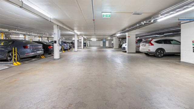 Leiligheten disponerer egen parkeringsplass med elbillader i felles garasjeanlegg.