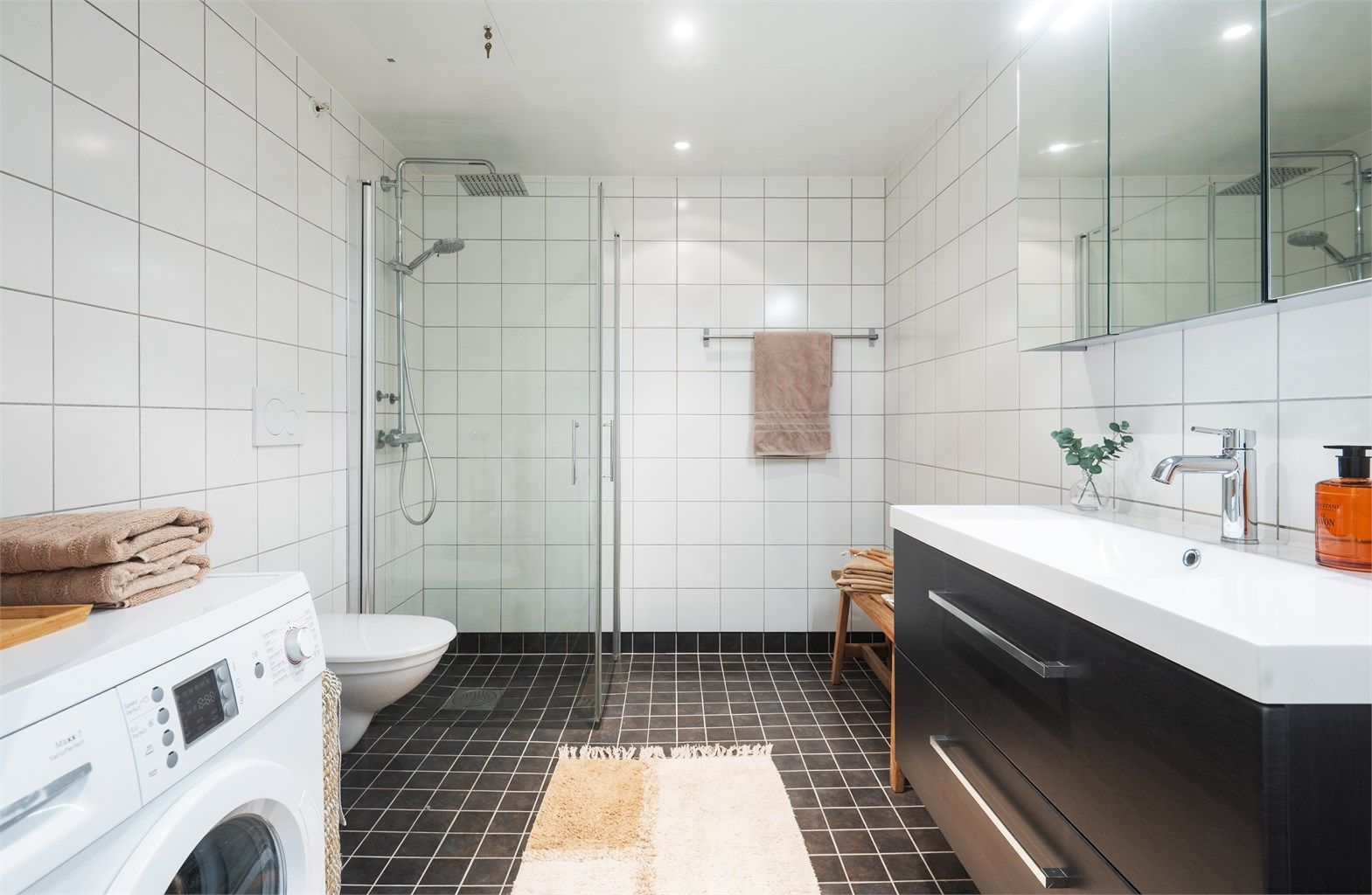 Romslig baderom med gulvvarme samt opplegg for vaskemaskin/tørketrommel.