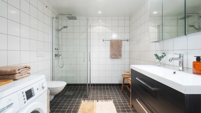Romslig baderom med gulvvarme samt opplegg for vaskemaskin/tørketrommel.